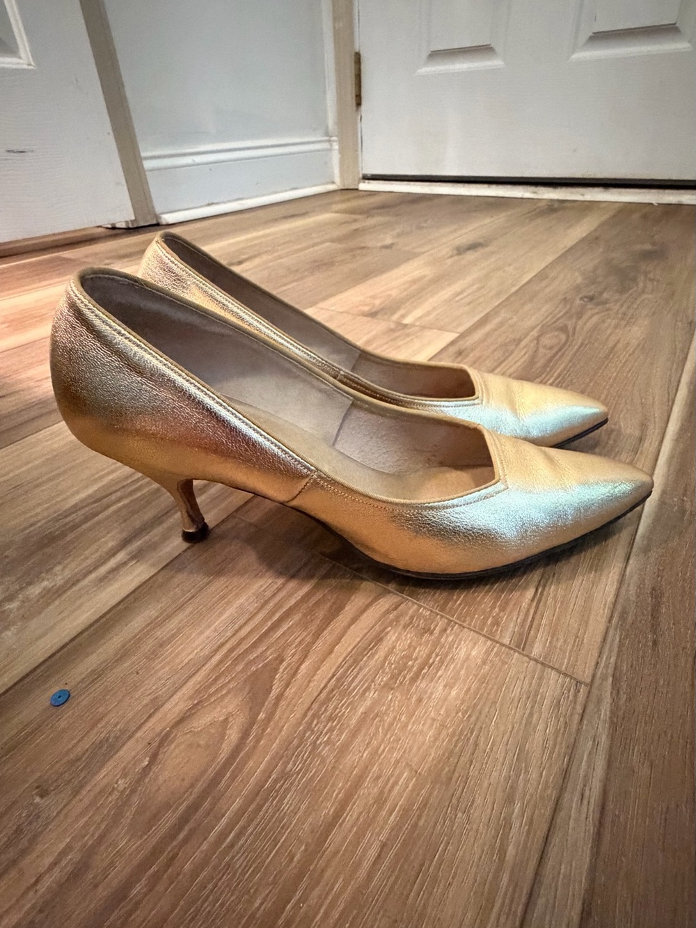 Vintage 1950s Fiancées Gold Leather Pointed Toe Kitten Heel Mid Century Heels
